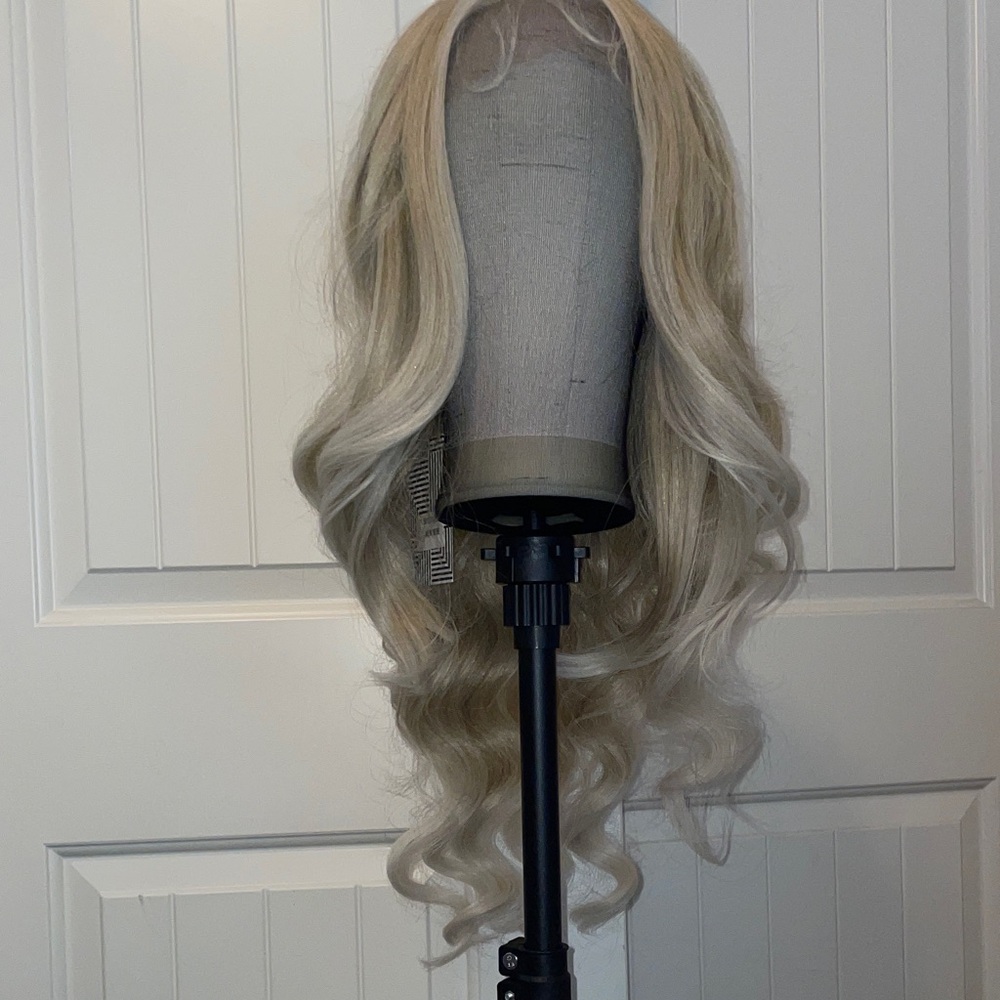 Premium Blonde Women’s Wig - Natural Ash Blonde - Picture 12 of 13